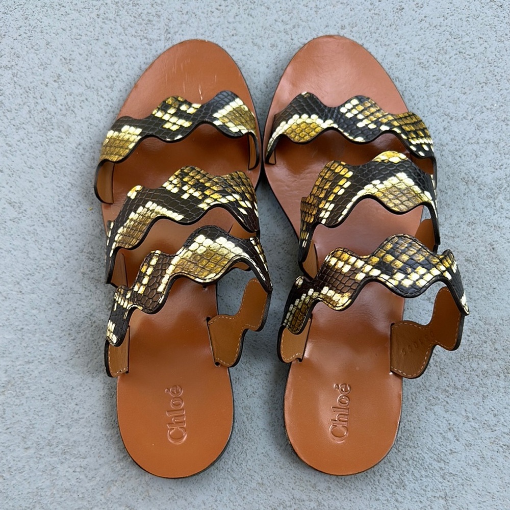 CHLOÉ FLAT WAVE SCALLOPED 3 STRAP SLIDE SANDALS, SIZE 38.5